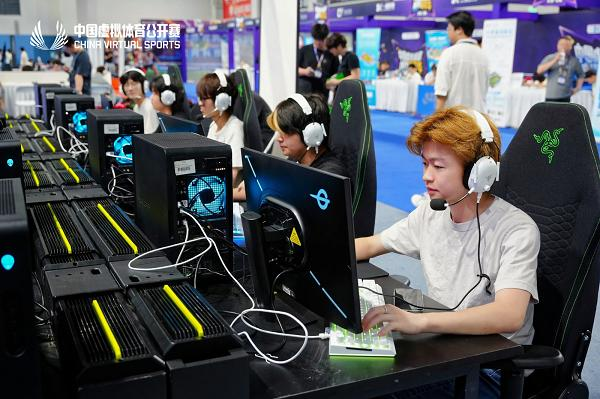 中国虚拟体育公开赛现场，多名参赛者佩戴耳机在显示器前操作