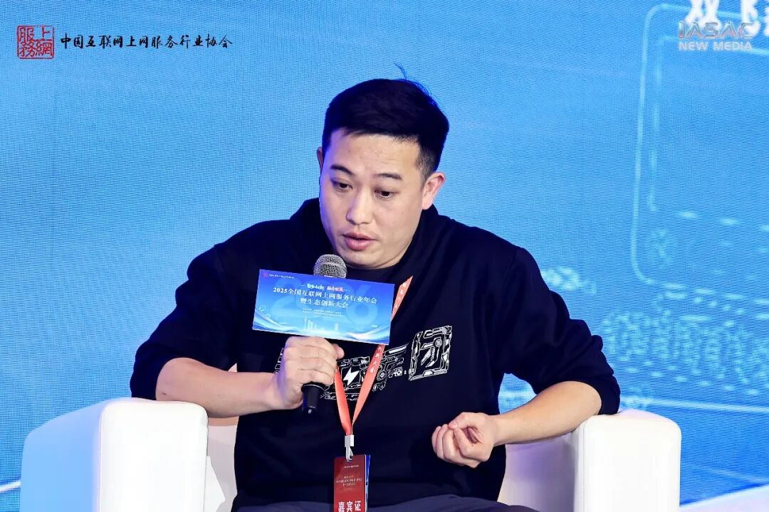 OLED 技术引领行业!泰坦军团亮相全国上网服务行业年度生态创新大会 斩获权威大奖 · 现场与资料图片