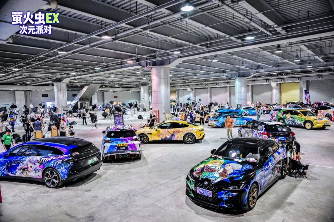 【展会直击】泰坦军团点亮萤火虫EX次元派对赛车体验区，M34E7S 超宽曲面带来沉浸驾驶体验