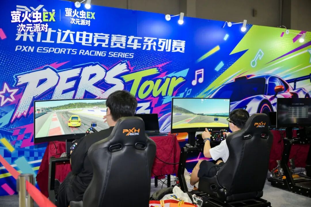 【展会直击】泰坦军团点亮萤火虫EX次元派对赛车体验区，M34E7S 超宽曲面带来沉浸驾驶体验